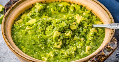 Tomatillos, jalapenos, onion, garlic, avocado, and a splash of lime make this simple Tomatillo Avocado Salsa. Just blend and serve! Tomatillo Avocado Salsa, Homemade Salsa Verde, Easy Homemade Salsa, Salsa Verde Recipe, Verde Recipe, Green Salsa, Grill Recipes, Avocado Salsa, Homemade Salsa