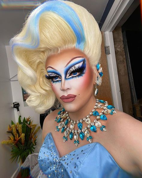 Drag Queen Makeup Tutorial, Bio Queen, Drag Make-up, Drag Queen Makeup, Tutorial Drawing, Drag Makeup, Denim And Diamonds, Heavy Makeup, Queen Makeup