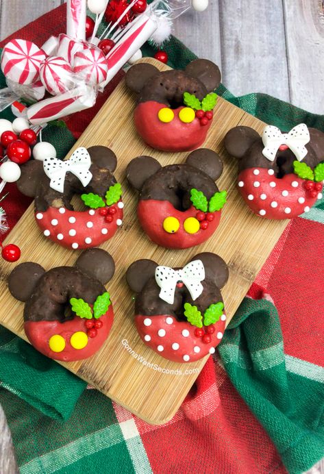 Mickey and Minnie Doughnuts - Gonna Want Seconds Minnie Mouse Easter Basket, Mickey Mouse Party Food, Donuts Birthday, Biscuit Donuts, Minnie Mouse Cupcakes, Christmas Donuts, Minnie Christmas, Mickey Mouse Parties, Kitchen Fun