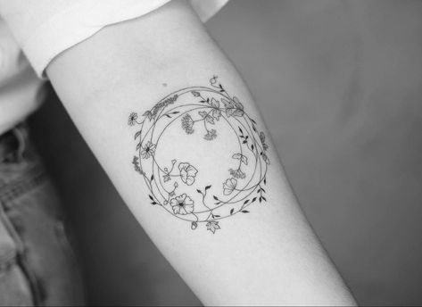 Circular Tattoo Designs, Circular Tattoo, Wreath Tattoo, Single Line Tattoo, Circle Tattoo, Bouquet Tattoo, Wildflower Wreath, Hand Poke, Flower Tattoo Designs