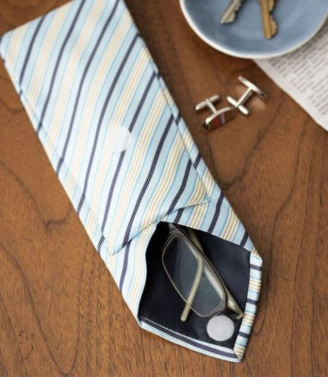 Diy Father's Day, Necktie Crafts, Old Ties, Presente Diy, Diy Gifts For Dad, Tie Crafts, Green Craft, Diy Father's Day Gifts, Father's Day Diy