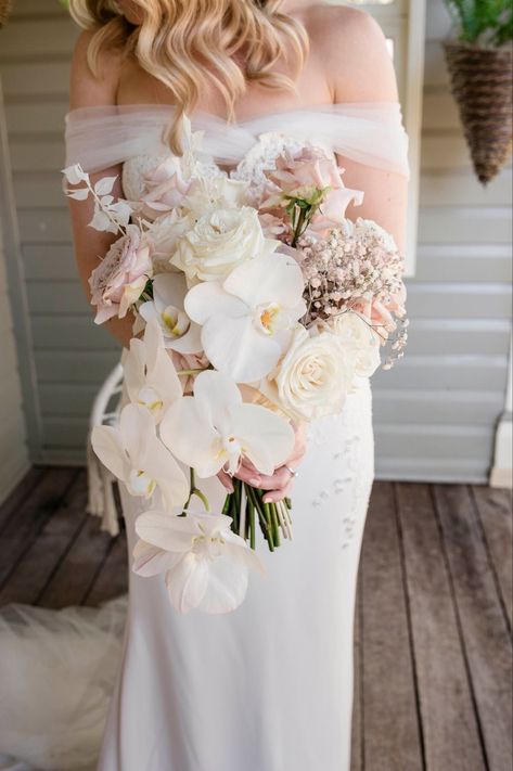 Bride bouquet white orchids with roses🙏💐 #flowers #bouquet #pink #white Pretty Bouquets, White Orchid Bouquet, Orchid Bouquet Wedding, Modern Bridal Bouquets, Wedding August, Brisbane Wedding, Orchid Bouquet, Wedding Bouquets Pink, Bridal Bouquet Flowers