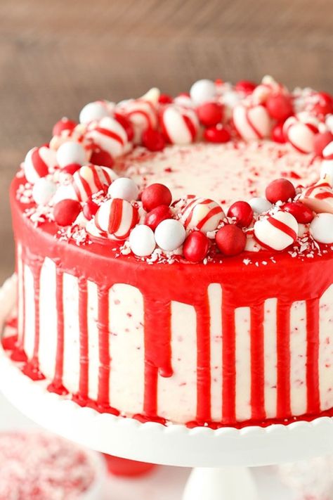 Peppermint Chip Layer Cake! Peppermint cake with peppermint chip frosting and a candy wreath around the top! Perfect for Christmas! Christmas Cake Ideas, Xmas Cakes, Peppermint Cake, Candy Wreath, Cake Christmas, Smooth Cake, Christmas Foods, Christmas Cakes, Christmas Dessert