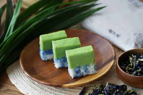 Kueh Salat Kueh Salat, Kuih Seri Muka, Local Recipes, Things To Create, China Food, Roast Duck, Tea Time Snacks, Baking Project, Asian Desserts