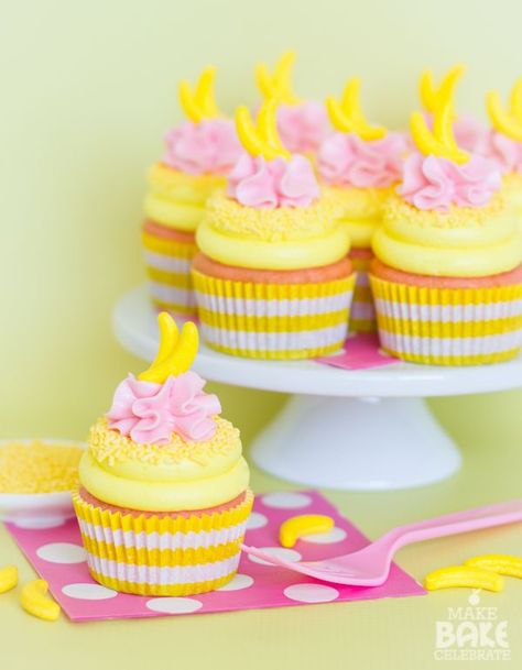 Pretty Baking, Banana Frosting, Banana Party, Summer Cupcakes, Easy Cupcake Recipes, Strawberry Cake Mix, Banana Cupcakes, Banana Cake Recipe, Magic Cake