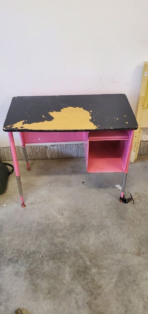 I found this sad, ugly vintage metal desk for $5. It was covered in pink spray paint; but I saw its potential! I'm going to show you how I brought this old desk back to life with some chalk paint and stain. the desk before    This poor desk had been sprayed with pink spray paint and painted in chalkboard paint. It had good bones; so I knew I could bring this piece back to life in just a few simple steps. Removing the top    The top of the desk was held on with screws, making it easy to… Old Metal Desk Makeover, Metal Desk Makeover Diy, Old School Desk Repurpose, Computer Desk Makeover, Old School Desk Makeover, Desk Restoration Ideas, Old Desk Makeover Diy, Painted Desk Top, Vintage School Desk Makeover