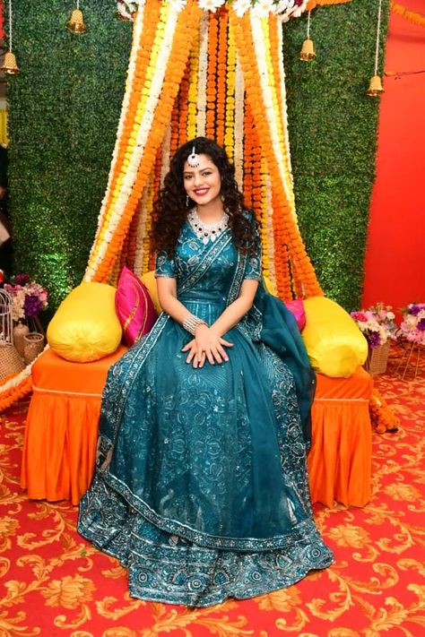 Chahun Mai Ya Naa Singer Palak Muchhal Looks Pretty At Her Mehendi Ceremony Palak Muchhal, Smriti Mandhana, Mehendi Ceremony, Green Lehenga, Tie The Knot, Indian Wedding Photography, Model Photos, The Knot, Favorite Celebrities