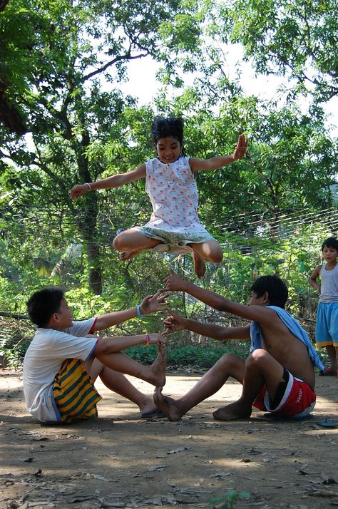 Larong Pinoy, Filipino Games, Lukisan Comel, Childhood Photography, Childhood Memories Art, Philippines Culture, Filipino Culture, Village Photography, India Photography