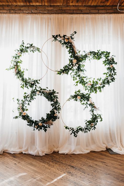 Bridal Shower Selfie Station, Bridal Shower Greenery Theme, Greenery Bridal Shower Decor, Lush Greenery Wedding, Selfie Point, Magnolia Room, Prom Backdrops, Wedding Window, Selfie Station