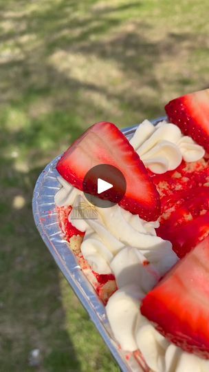 Crunch Tacos, Whole Foods Cake, Strawberry Cake Recipe, Strawberry Pie Recipe, Giraffe Cakes, Strawberry Treats, Strawberry Crunch, Whole Cake, Bigger Bolder Baking