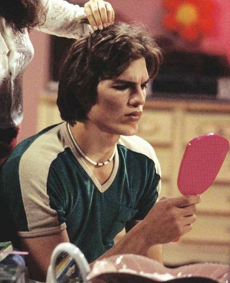 Ashton Kutcher 90s, Aston Kutcher, Michael Kelso, 90s Aesthetics, 70s Show, 90s Men, Ashton Kutcher, That 70s Show, Fat Reduction