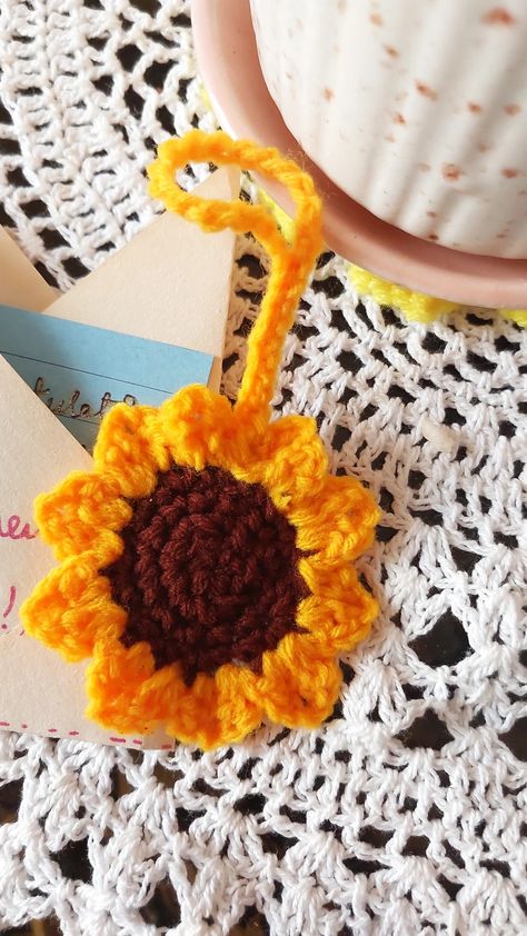 Crochted sunflower keyring/bag charm Crochet Sunflower Bag, Sunflower Bag, Charm Crochet, Sunflower Charm, Crochet Sunflower, Crochet Inspiration, Purse Charms, Sunflower, Crochet Patterns