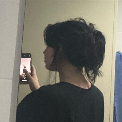 Black Haired Girl Aesthetic Faceless, Black Hair Grunge Aesthetic, Messy Black Hair Aesthetic, Black Hair Girl Faceless, Short Black Hair Faceless, Black Hair Aesthetic Faceless, Short Black Hair Aesthetic, Bun Black Hair, Laura Core