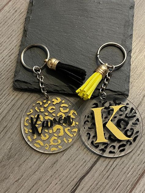 Keyrings Diy, Cricut Christmas Ideas, Personalised Keyrings, Acrylic Keyring, Resin Jewelry Diy, Silver Keychain, Acrylic Keychains, Gold Vinyl, Diy Resin Art