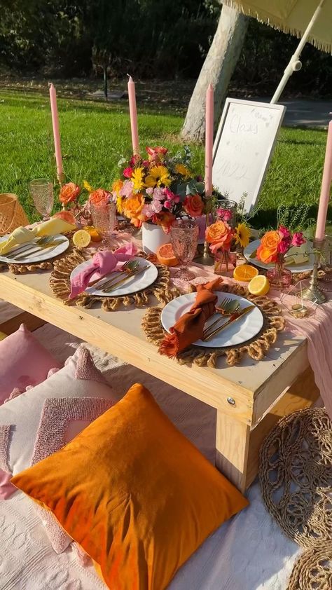 Summer Picnic Decorations, Bohemian Backyard Party, Picnic Luxury, Picnic Dinner Party, Picnic Party Decorations, Bohemian Garden Party, Picnic Date Food, Dinner Centerpieces, Picnic Dinner