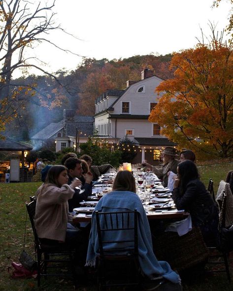 Family Aesthetic, Fall Picnic, Halloween Family, Thanksgiving Family, Anne With An E, Laugh A Lot, In Season Produce, Meeting Someone, Autumn Aesthetic