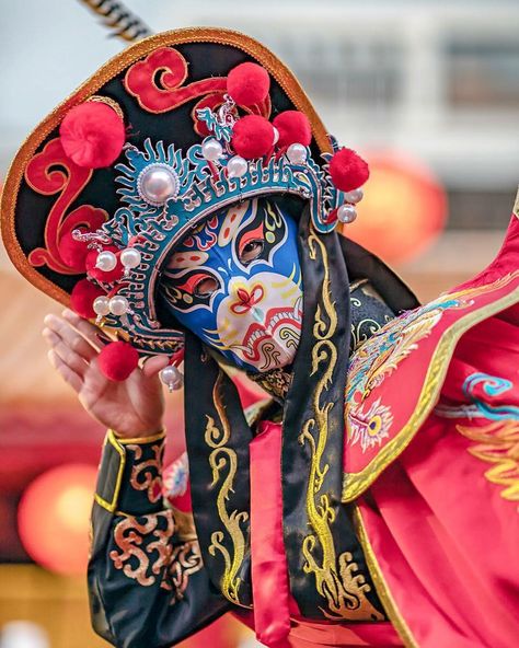 Bian Lian, Chinese Opera Mask, Opera Mask, Beijing Opera, Cultural Dance, Chinese Opera, Dnd Character Ideas, Fantasy Clothes, Sun Wukong