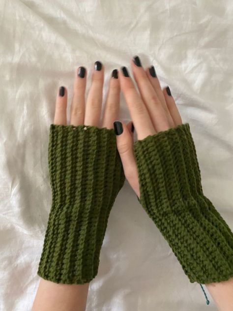 Aesthetic Crochet Hand Warmers, Knitting Arm Warmers, Hand Warmers Knit, Things To Hand Sew For Beginners, How To Crochet Arm Warmers, Crochet Hand Warmers Aesthetic, Crocheted Hand Warmers, Wrist Warmers Outfit, Crochet Gloves Aesthetic