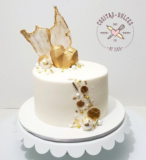 White and gold buttercream birthday cake with geometric chocolate heart White And Gold Buttercream Cake, White Chocolate Cake Design, White Birthday Cake For Men, White Cake For Men, Gold Cake Design Birthday, White And Gold Birthday Cake, Gold Buttercream, Cake Frosting Designs, Cake Designs For Kids