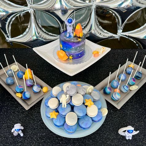 First trip around the sun🪐🚀🧑‍🚀👽🛸🌙☄️☀️ - smash cake - macarons - cake pops - cupcakes • #galaxyparty #firsttriparoundthesun #spaceparty #spacetheme #spacethemedparty Cake Macarons, Pop Cupcakes, First Trip Around The Sun, Space Party, Space Theme, Smash Cake, Cake Smash, Cake Pops, Macarons