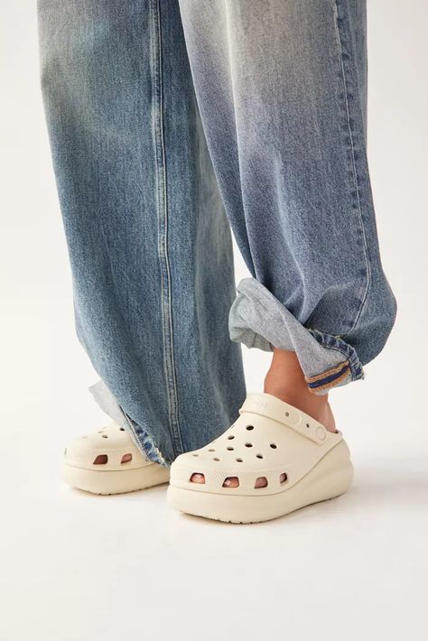 Crocs Classic Platform Clogs Outfit, Classic Crush Clog Outfit, Crocs Classic Bae Clog Outfit, Crocs Clogs Outfits Style Women, Women’s Crocs, Crush Clog Crocs Outfit, Crush Crocs Outfit, Crush Clog Outfit, Crocs Crush Clog Outfit