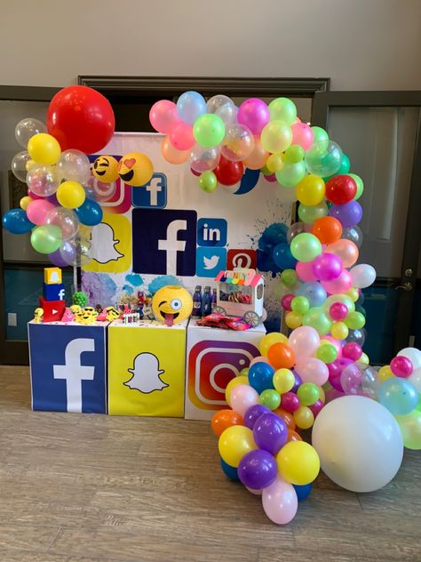 Social media party Setup & Decor Social Media Theme Party, Party Ideas For Teen Girls, Trendy Birthday Party Ideas, Social Media Photo Booth, Social Media Party, 14th Birthday Cakes, Unique Party Themes, Birthday Theme Decoration, Office Party Decorations