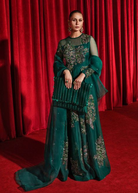 Mehendi Outfits Sisters Green, Green Indian Outfit, Open Pants, Hussain Rehar, Ethnic Wear Indian, Green Floor, Beautiful Bridal Dresses, Mehendi Outfits, Party Wear Gown