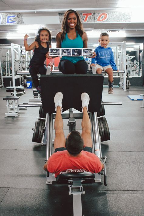 Family Gym Photoshoot, Gym Pregnancy Announcement, Fitness Pregnancy, Gym Family, Gym Photoshoot, Maternity Photoshoot Poses, Announcement Ideas, Workout Pictures, Maternity Photoshoot