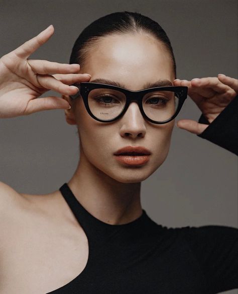 Inventing Anna, Celine Eyewear, Classy Glasses, Glasses Inspiration, Winter Typ, Glasses Style, Manhattan Nyc, Luxury Eyewear, Style Aesthetic