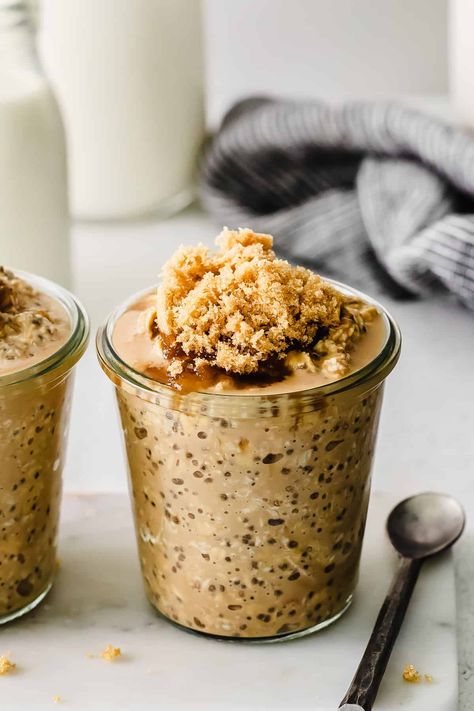 If you love Starbucks' Brown Sugar Shaken Espresso, you are going to love these overnight oats! They're made with espresso, chia seeds, almond milk, and brown sugar. Espresso Overnight Oats, Coffee Oats, Best Overnight Oats Recipe, Shaken Espresso, Espresso Recipes, Oat Recipes Healthy, Overnight Oats Recipe Healthy, Baking Bread Recipes, Fit Foodie