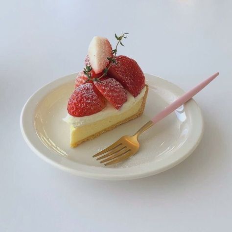 Cake Slice Aesthetic, Cake Aesthetic, A Piece Of Cake, Cake Slice, Food Blogs, Piece Of Cake, Cute Desserts, Dessert Drinks, Cafe Food