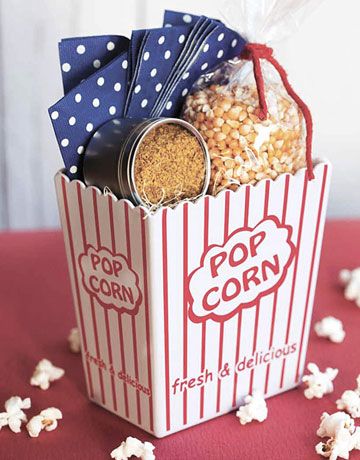 Cinema Night Gift Basket Idea - Popcorn, seasoning salt & reusable plastic "popcorn" container. Containers can be obtained at the Dollar Tree or Dollar Store. Popcorn Gift Basket, Diy Christmas Baskets, Edible Holiday Gifts, Christmas Gift Baskets Diy, Gift Baskets For Him, Christmas Cookies Gift, Diy Food Gifts, Food Gift Baskets, Homemade Food Gifts