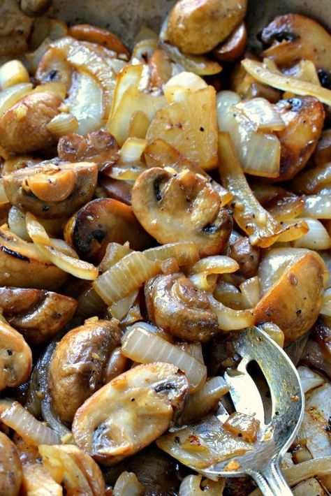 Sauteed Mushrooms And Onions, Jamur Kancing, Mushrooms And Onions, Pasta Vegetariana, Mushroom Dish, Makanan Diet, Onion Recipes, Sauteed Mushrooms, Veggie Side Dishes