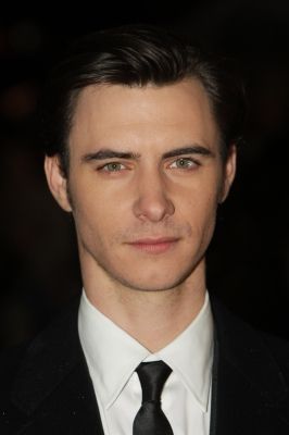 Harry Lloyd (Viserys Targaryen)....whoa.... Arcane World, Harry Lloyd, Robin Hood Bbc, Ella Purnell, Iron Lady, The Iron Lady, Hollywood Movies, Scorpio Men, Prison Break