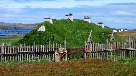 sod house Barco Viking, L'anse Aux Meadows, Erik The Red, Earth Sheltered Homes, Gros Morne, Viking House, Viking Village, Sheltered Housing, Earth Sheltered