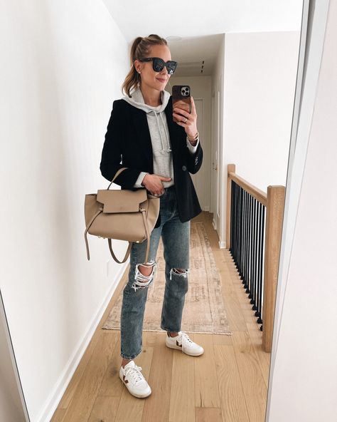 Black Blazer Casual, Gray Hoodie Outfit, Blazer Casual Outfit, Hoodie Blazer, Black Equestrian, Celine Belt, Veja Esplar, Black Blazer Outfit, Sweat Gris