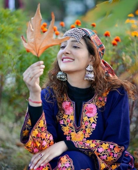 Kashmiri Outfits For Women, Gown Dress Party Wear, Rajasthani Dress, Wedding Couple Photos, Afghan Clothes, Indian Tv Actress, Best Pose For Photoshoot, Stylish Photo Pose, Men Stylish Dress