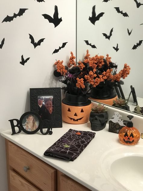 Witches Bathroom, Horror Bathroom, Halloween Core, Spooky Bathroom, Halloween Frog, Halloween Bathroom Decor, October Aesthetic, Cute Pumpkin Carving, Workout Room Home