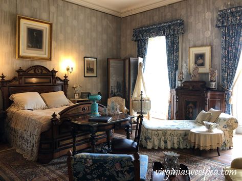 Tour Chateau-sur-Mer in Newport, RI 1920s Bedroom Aesthetic, Old Victorian Bedroom, 1910 House Interior, 1920s Bedroom, 1910 House, Dark Academia Interior, Mansion Aesthetic, Victorian Bedroom, Aesthetic Room Ideas