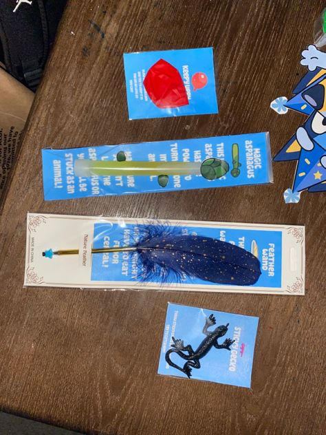 Bluey birthday party favors. Feather pen glow stick Bluey Favor Ideas, Bluey Birthday Goodie Bags, Bluey Goody Bags, Bluey Goodie Bags Favors, Bluey Gift Bags, Bluey Birthday Party Favors, Diy Bluey Gift Bags, Bluey Favor Bags, Bluey Party Favors