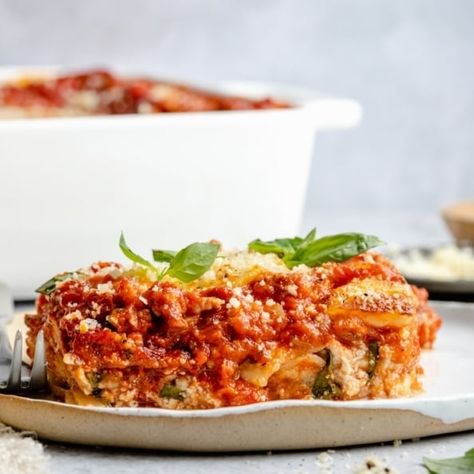 The BEST turkey lasagna ever. This healthy turkey lasagna recipe is made with a homemade tomato basil sauce packed with fresh herbs & Italian spices, lean ground turkey, mozzarella, creamy ricotta and a touch of parmesan. Perfect for serving crowds, family-style dinners, or freezing for later! #lasagna #comfortfood #dinner #healthydinner Turkey Lasagna Recipe, Ground Turkey Sausage, Turkey Lasagna, Pumpkin Lasagna, Butternut Squash Lasagna, Ambitious Kitchen, Italian Spices, Healthy Turkey, Basil Sauce