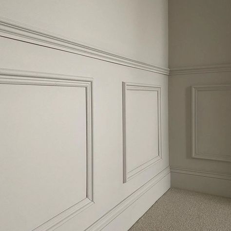 Cream Painted Paneling, Sitting Room Paint Ideas, Panelling Styles, Dado Rail Bedroom, Home Colour Schemes, Panelling Living Room, Hallway Wainscotting, Panelling Walls, Wall Paneling Design