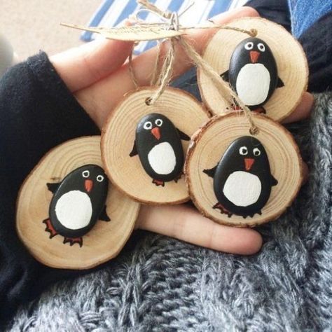 Christmas Pebble Art, Wood Slice Crafts, Penguin Christmas, Handmade Christmas Crafts, Christmas Wood Crafts, Freezers, Christmas Ornaments Homemade, Stone Crafts, Christmas Ornament Crafts