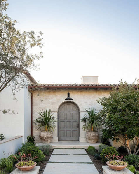 monolithicstone.com Fall inspired Antique Limestone Urn Planter by Phoenician Stone Sometimes it is this one missing element that is key to transforming your outdoor landscape into a heavenly retreat or a picturesque scene worthy of its own Hallmark poster. Flagstone Entryway Front Entrances, Old Spanish Style Homes Exterior, Spanish Style Landscaping, Arch Front Door Exterior, Arch Front Door, Spanish Front Door, Mediterranean Front Door, Spanish Style Front Door, Spanish Ranch