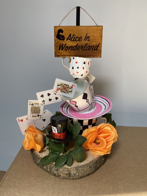 Fairytale Centerpiece Ideas, Disney Themed Table Decorations, Disney Inspired Centerpieces, Disney Wedding Centerpieces Diy, Disney Centerpieces Diy, Movie Themed Wedding Centerpieces, Disney Centerpieces Wedding, Disney Table Centerpieces, Disney Photobooth