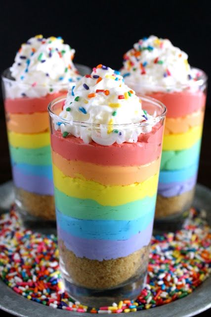 Rainbow No-Bake Cheesecake Parfaits from LoveandConfections.com Things To Make At Home, Fun Easy Desserts, Rainbow Desserts, Cheesecake Parfaits, Cheesecake Cups, Colorful Desserts, Dessert Simple, Dessert Candles, Easy To Make Desserts