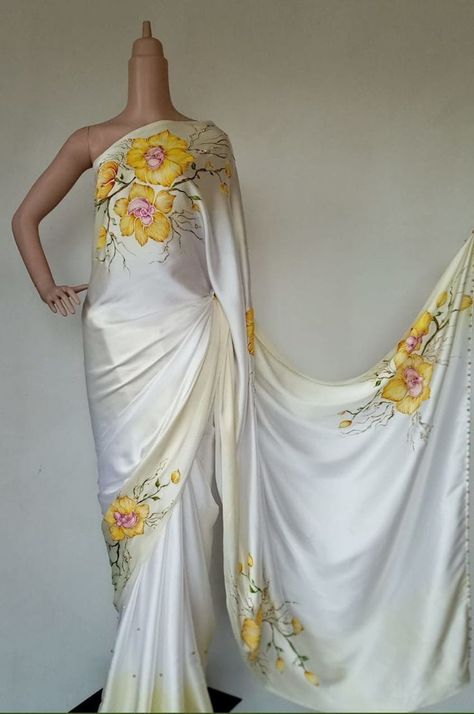 Cream Color Saree, Hand Painted Suits, Saree Display, White Color Saree, Parsi Embroidery, Hand Painted Saree, Batik Saree, Suit Painting, Painted Saree