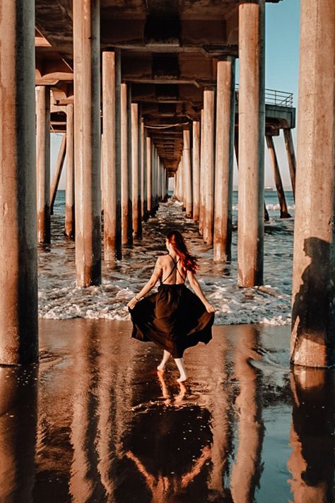 Beach photography at sunrise under the Huntington Beach pier in California. Huntington Beach Photoshoot, Sunset Beach Photos Aesthetic, Pier Photoshoot Ideas, Pier Photoshoot, Huntington Beach Pier, Beach Photo Inspiration, Morning Beach, Flash Ideas, Couple Beach Photos