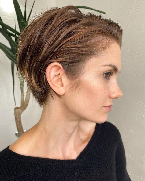 French Girl Hairstyles, Styling A Pixie, Style A Pixie Haircut, Short Hair For Older Women, French Haircuts, Combed Back Hair, French Girl Hair, Short Hairstyles For Older Women, Face Framing Hair