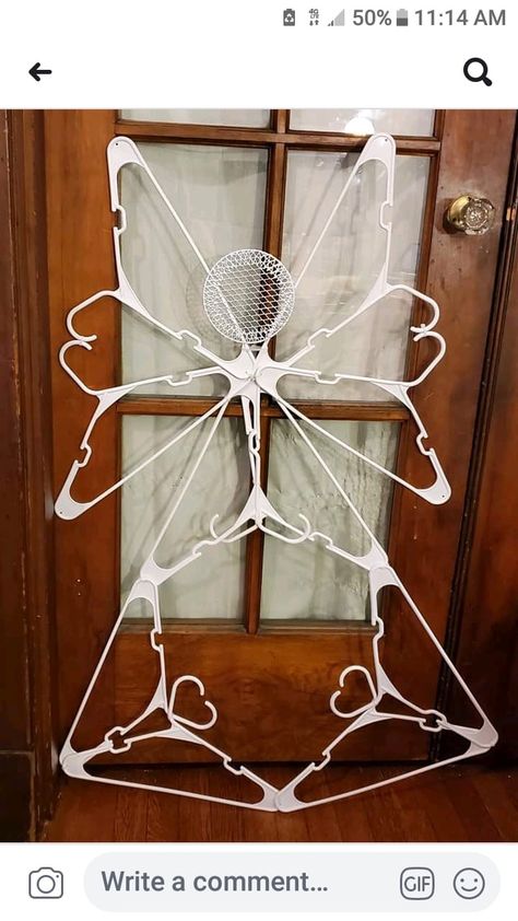 Hanger Butterflies, Wire Hanger Crafts, Hanger Christmas Tree, Amazing Craft Ideas, Snowflake Decoration, Hanger Crafts, Hanger Decor, Handmade Christmas Crafts, Restaurant Ideas